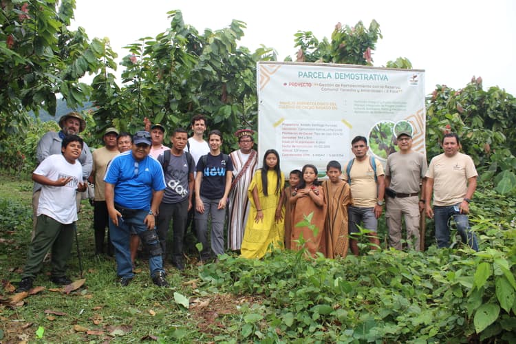 <p>AMARC team and community in model reforestation area</p>
